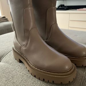 Taupe/beige treaded chelsea boots from H&M SIZE 4 (US)